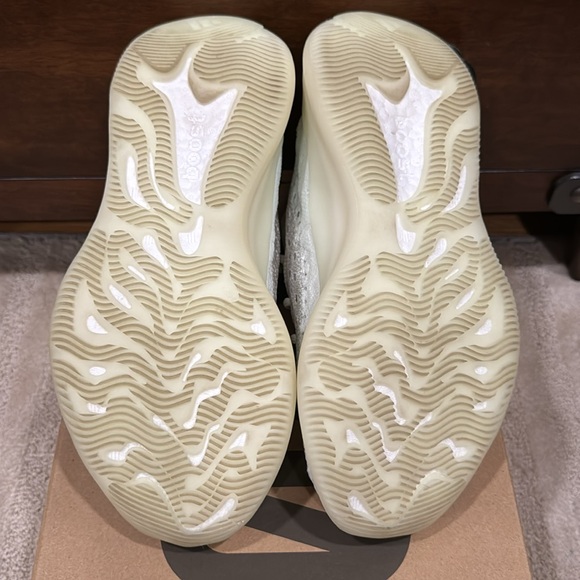 Yeezy 380 - Picture 4 of 4